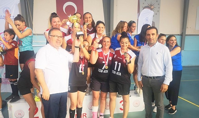 Foça’daki turnuvada Evinin Sultanları, Filenin Sultanlarına taş çıkarttı